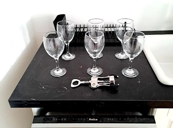 Sunny & Modern 2 Beds Spacious Air-conditioned Apartman