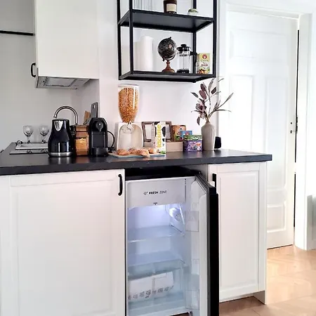 Sunny & Modern 2 Beds Spacious Air-conditioned Lejlighed