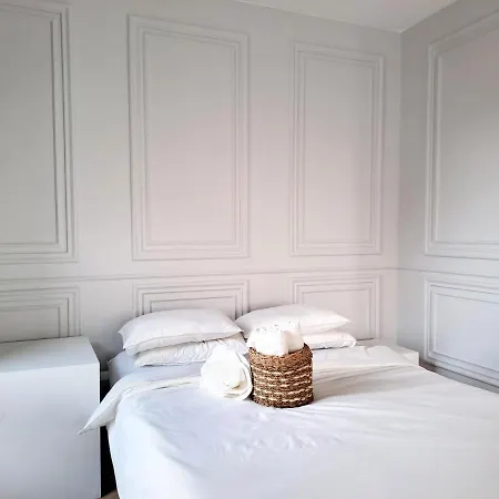 Sunny & Modern 2 Beds Spacious Air-conditioned Apartment *