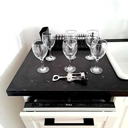 Sunny & Modern 2 Beds Spacious Air-conditioned Lejlighed