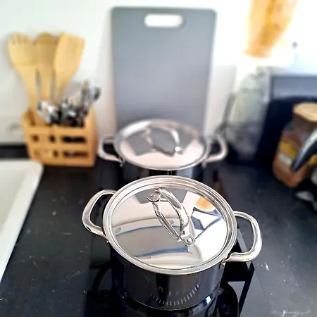 Sunny & Modern 2 Beds Spacious Air-conditioned