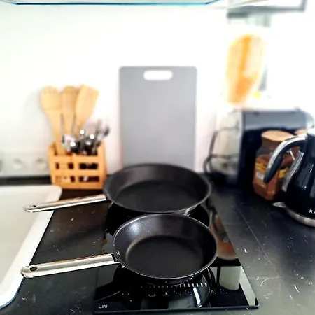 Sunny & Modern 2 Beds Spacious Air-conditioned