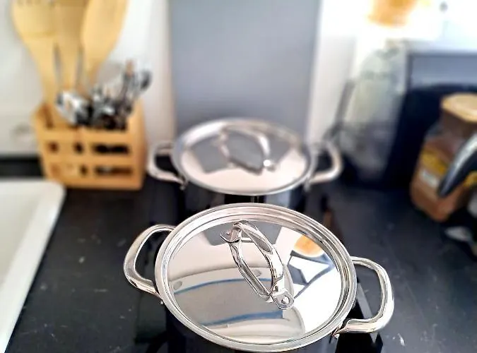 Sunny & Modern 2 Beds Spacious Air-conditioned