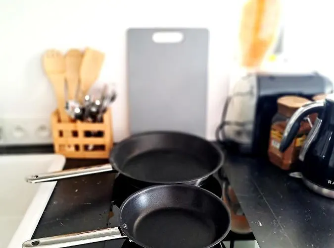 Sunny & Modern 2 Beds Spacious Air-conditioned