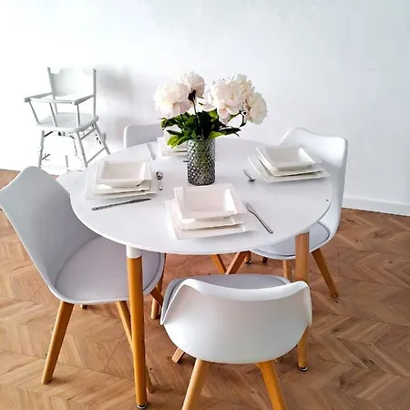 Sunny & Modern 2 Beds Spacious Air-conditioned 아파트 *